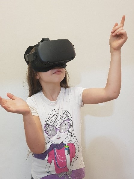 ילדה עם משקפי מציאות מדומה